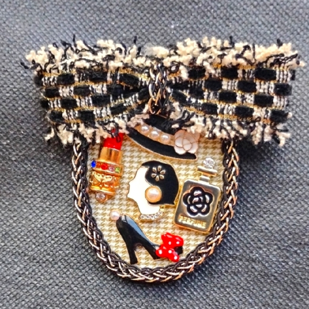 Elegant Black and Gold Brooch with Bow